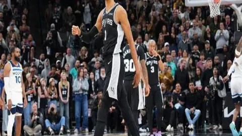 赵继伟底角三分一击即中，CBA赛场上演惊心动魄瞬间