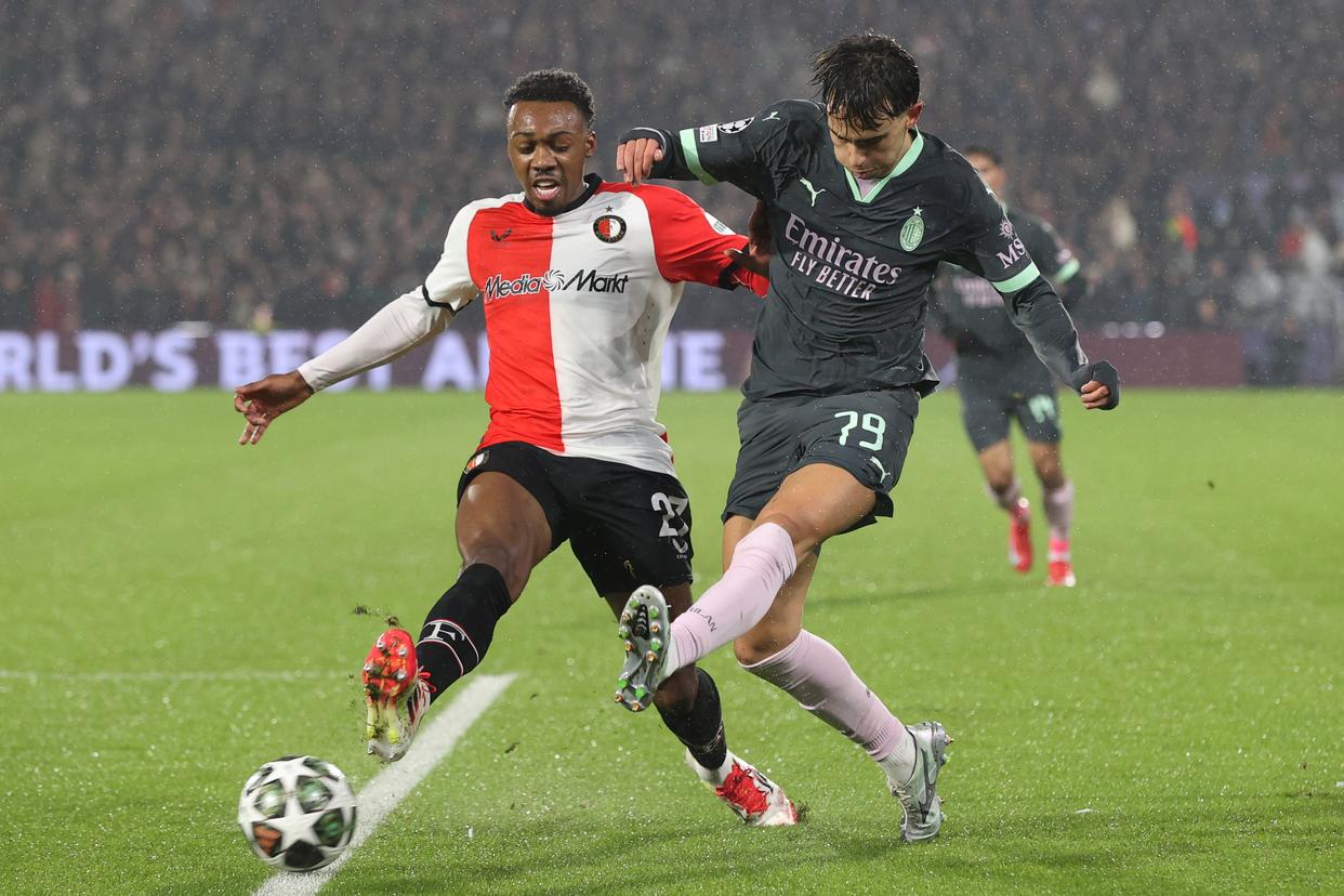 武磊制造双杀奥斯卡梅开二度，海港3-0完胜十人南通